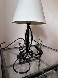 Lampada da comodino in ferro battuto con paralume