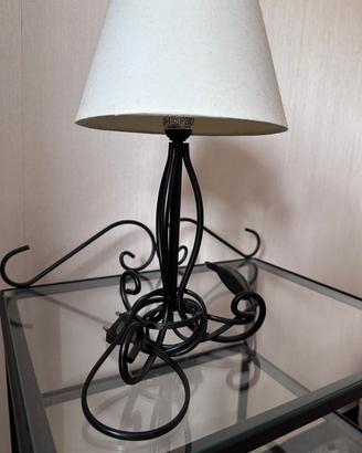 Lampada da comodino in ferro battuto con paralume