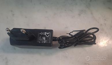 Adattatore IN: 100-240V-50/60Hz 0.6A OUT: 15V 1.0A