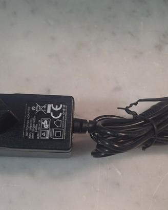 Adattatore IN: 100-240V-50/60Hz 0.6A OUT: 15V 1.0A