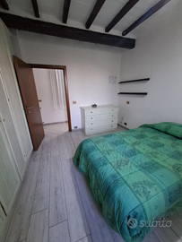 Si offre ospitalità in camera a poggio rusco