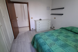 Si offre ospitalità in camera a poggio rusco