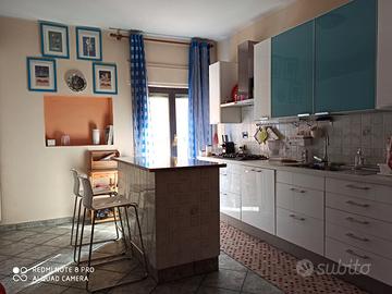 CUCINA IKEA BIANCA CON INSERTI IN VETRO CELESTE