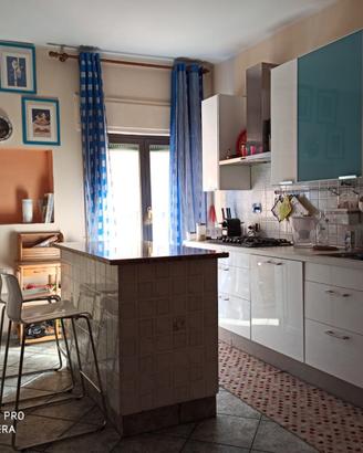 CUCINA IKEA BIANCA CON INSERTI IN VETRO CELESTE