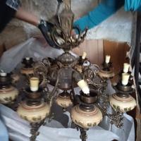 Lampadario in ottone e fregi floreali in ceramica