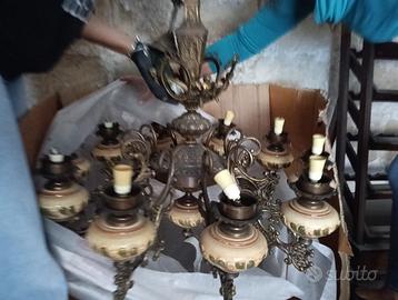 Lampadario in ottone e fregi floreali in ceramica