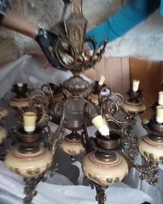 Lampadario in ottone e fregi floreali in ceramica