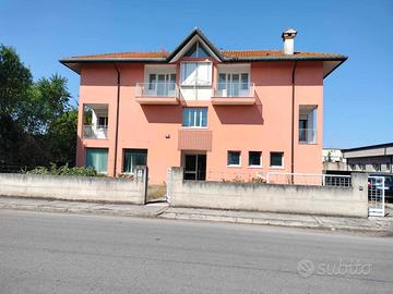 Appaeramento 85 mq più tre posti auto 49000 euro