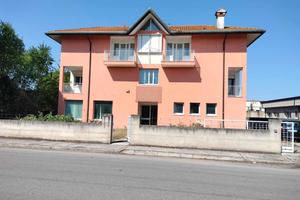 Appaeramento 85 mq più tre posti auto 49000 euro