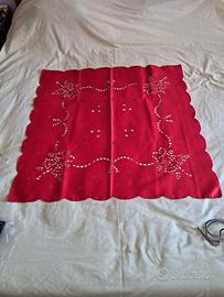 tovaglia centrotavola con un design raffinato.  - 