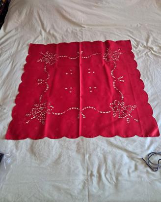 tovaglia centrotavola con un design raffinato.  - 