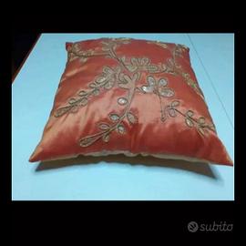 Coppia di cuscini arancione e oro con applicazioni