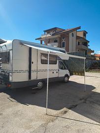 camper piccolo pronto a partire 