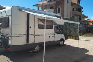 camper piccolo pronto a partire 