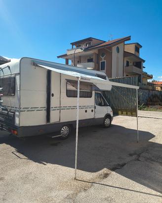 camper piccolo pronto a partire 