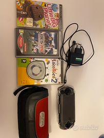 psp 2000 con custodia e 4 giochi in formato disco
