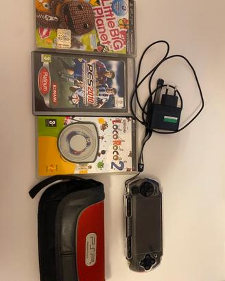 psp 2000 con custodia e 4 giochi in formato disco