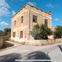 Casa indipendente con giardino e magazzino