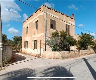 Casa indipendente con giardino e magazzino