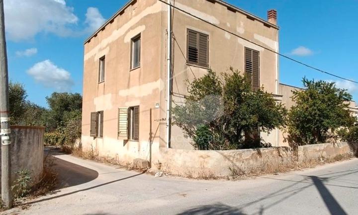 Casa indipendente con giardino e magazzino