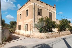 Casa indipendente con giardino e magazzino
