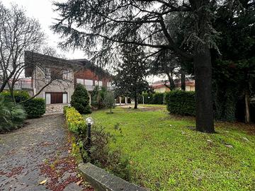 Porzione di bifamiliare con giardino