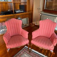 Coppia di poltroncine antiche in seta rossa.