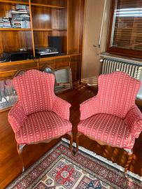 Coppia di poltroncine antiche in seta rossa.