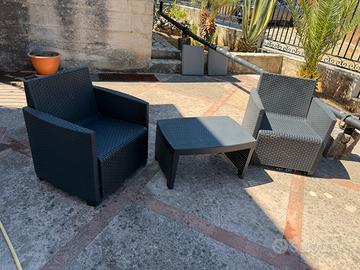 Divani da giardino con tavolinetto