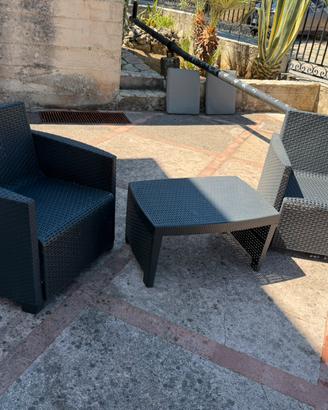 Divani da giardino con tavolinetto