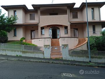 Villa trifamiliare indipendente con giardino
