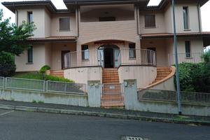 Villa trifamiliare indipendente con giardino