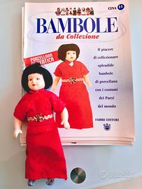 bambola di porcellana con costume cinese 