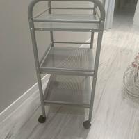 2 carrelli in metallo tre ripiani con 4 ruote