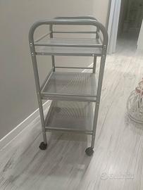 2 carrelli in metallo tre ripiani con 4 ruote