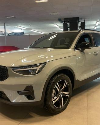 VOLVO XC40 B3 automatico Plus Dark KM0