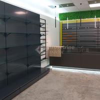 Scaffale cina con piani in vetro