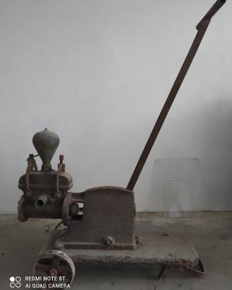 Pompa vino/acqua a mano in rame antica