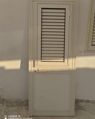 Porta bianca in alluminio con finestra a persiane