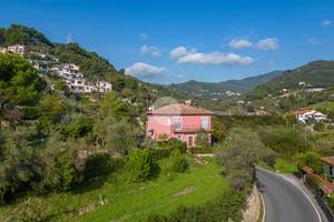 PORZIONE DI TRIFAMILIARE A IMPERIA