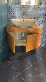 Mobile da bagno sospeso con lavabo e miscelatore