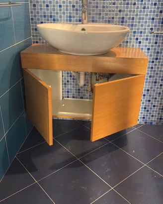 Mobile da bagno sospeso con lavabo e miscelatore
