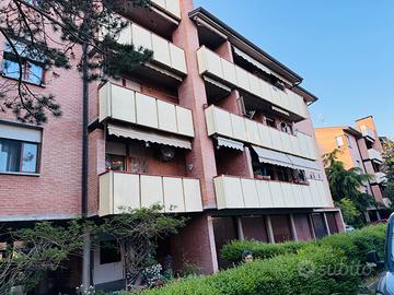 Ampio trilocale luminoso con balcone, garage