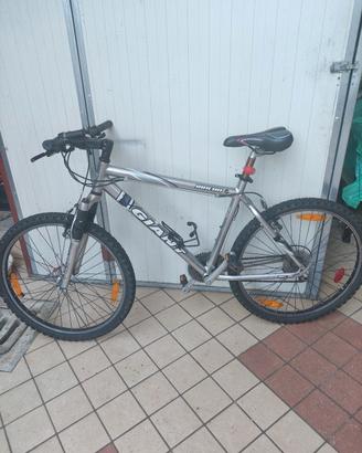 Mountain-bike marca GIANT 26