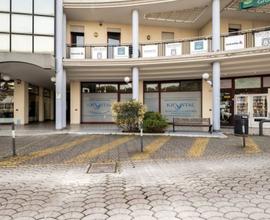 LOCALE COMMERCIALE CON GRANDE MAGAZZINO