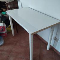 Tavolo bianco truciolato