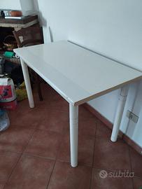 Tavolo bianco truciolato