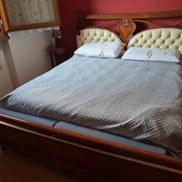 LETTO IN LEGNO MASSICCIO  E TESTATA IN PELLE