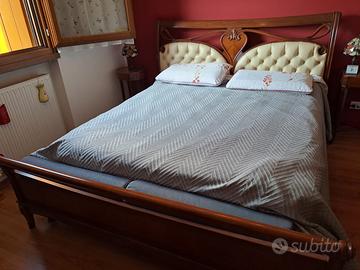 LETTO IN LEGNO MASSICCIO  E TESTATA IN PELLE