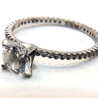 Splendido anello solitario argento